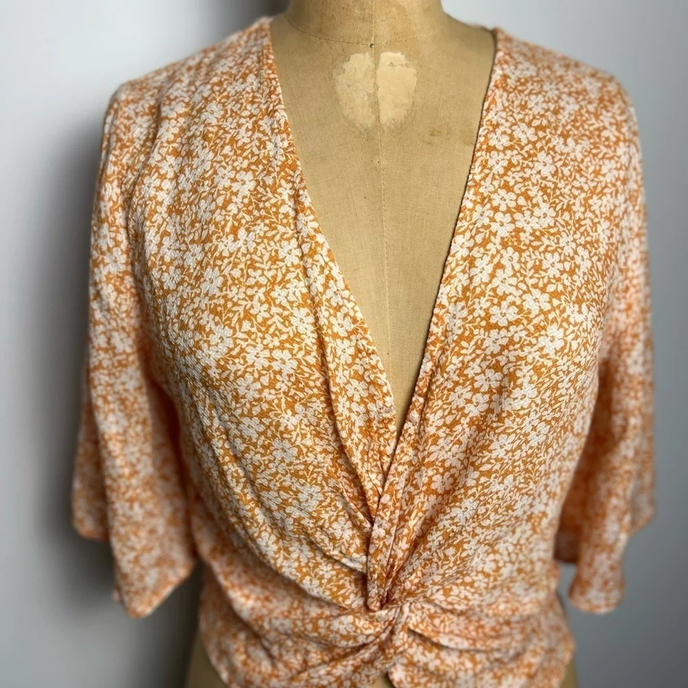 Sage and Label Gold and white spring floral v neck blouse